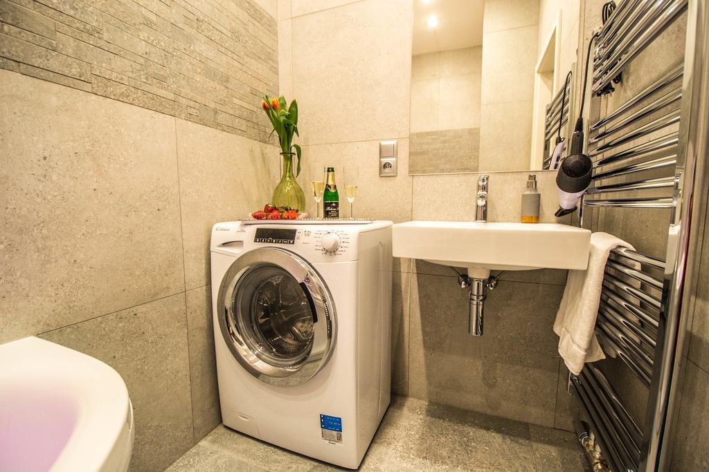 Apartment Bourgeois In Cultural Heritage Building By Ruterra Prague