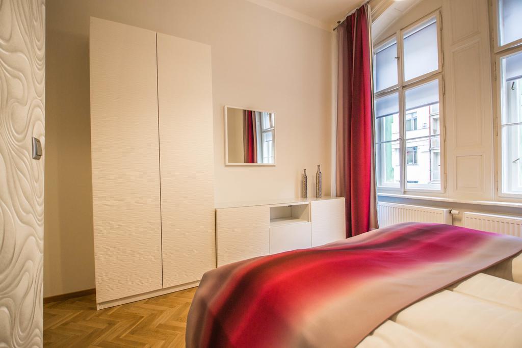 Bourgeois In Cultural Heritage Building By Ruterra Apartament