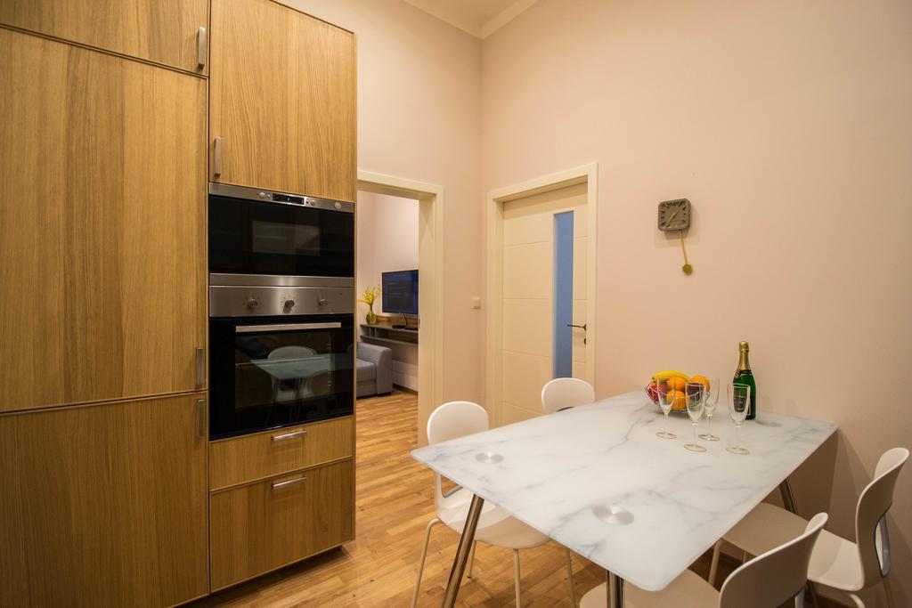 Bourgeois In Cultural Heritage Building By Ruterra Apartment Prague