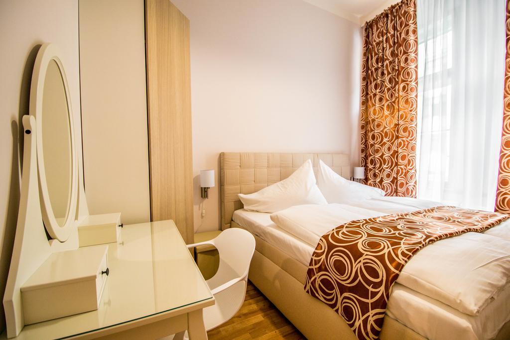 Apartament Bourgeois In Cultural Heritage Building By Ruterra Praga