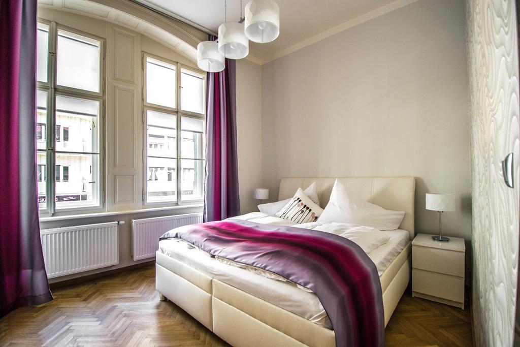 Bourgeois In Cultural Heritage Building By Ruterra Apartment Prague